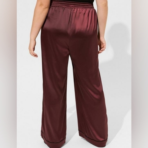 4R (4X)• Torrid • Wide Leg Satin High Rise Pant - Picture 2 of 4
